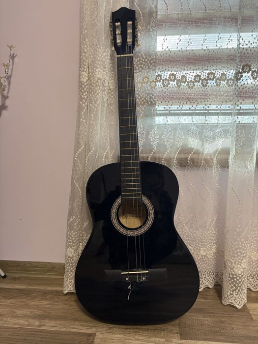 Черна акустична китара