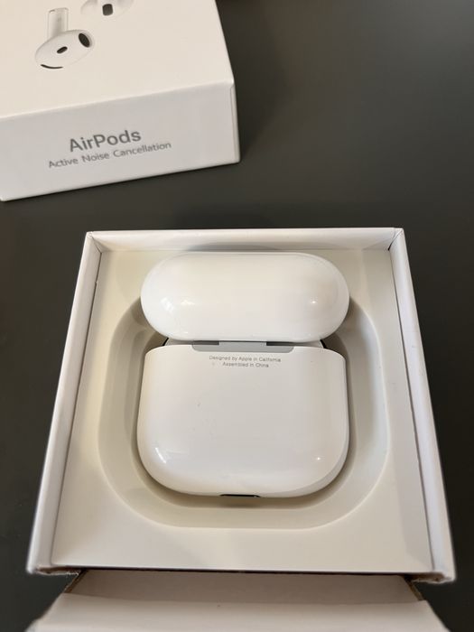 Apple Airpods 4 Active Noise Cancellation