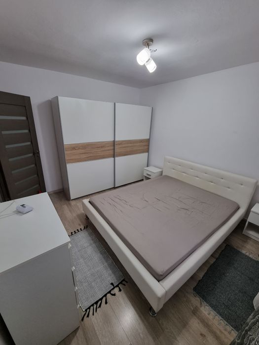 Închiriez apartament cu 2 camere