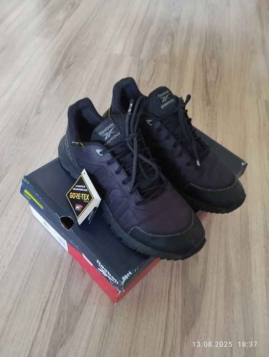 Продавам мъжки туристически обувки Reebok с Gore-tex мембрана.41 номер