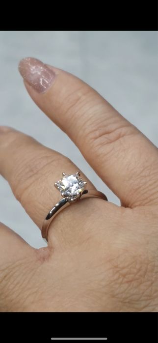 Срочно! Продам кольцо с лаб.бриллиантом 1 карат