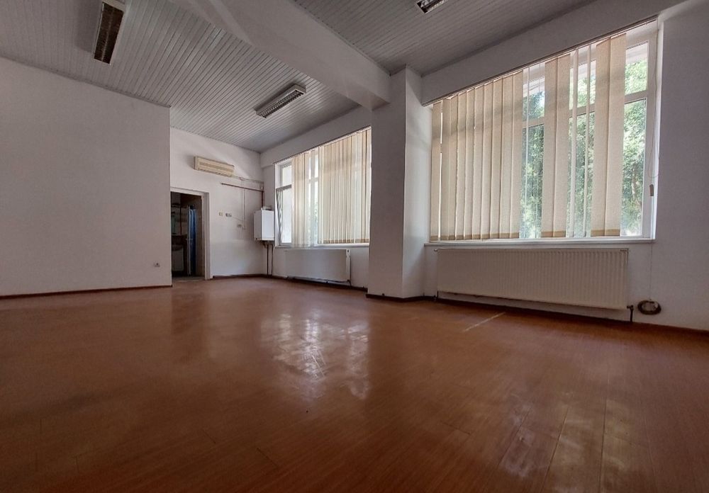 De închiriat sau de vânzare spațiu comercial central în Pașcani