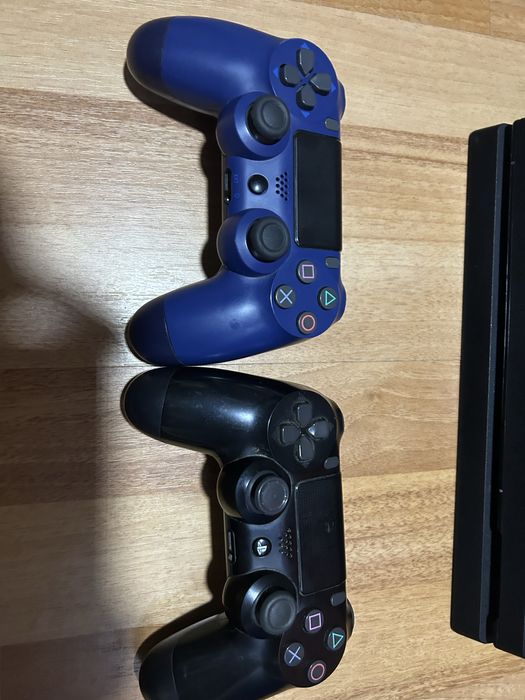 Vand ps4 pro cu 2 controllere