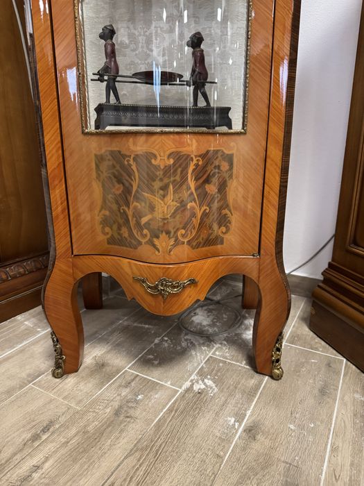 Vitrina deosebita din lemn masiv cu intarsii si elemente bronz