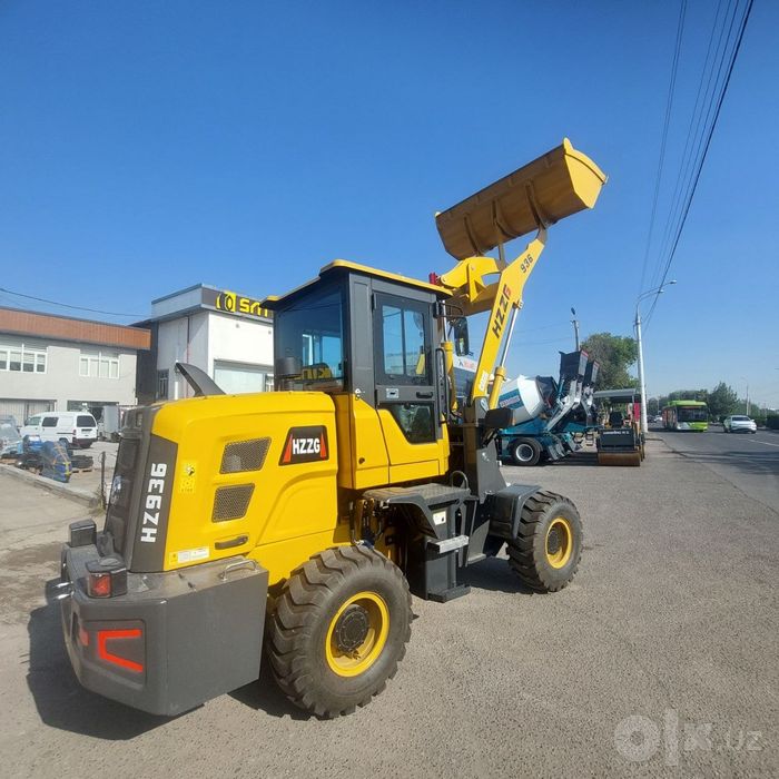 Mini frontalniy pogruzchik, ekskavator