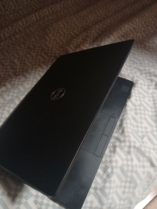 Vand laptop dell cu procesor i5 gen 8