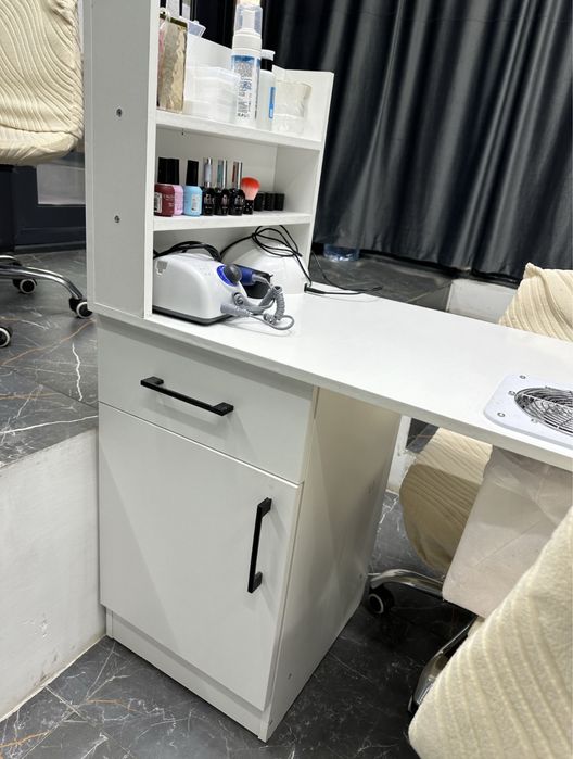 Маникюрный стол вместе с вытяжкой