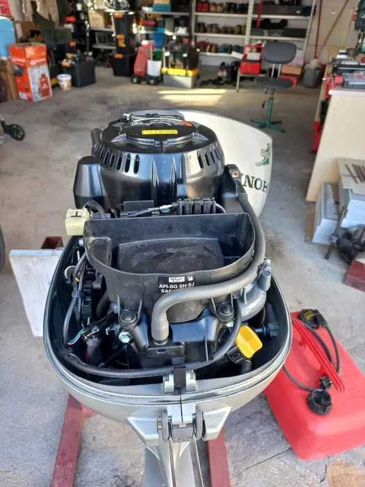 Продавам перфектен извънбордов двигател Honda 20 к.с.
