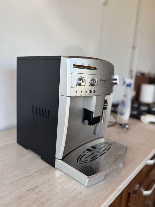 Expresor de cafea Delonghi Magnifica