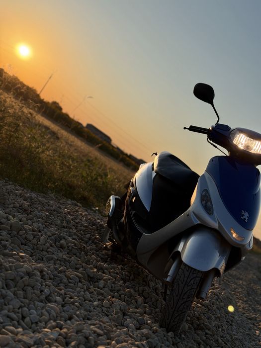 Vand scuter peugeout v-clic cu doar 1800 de km