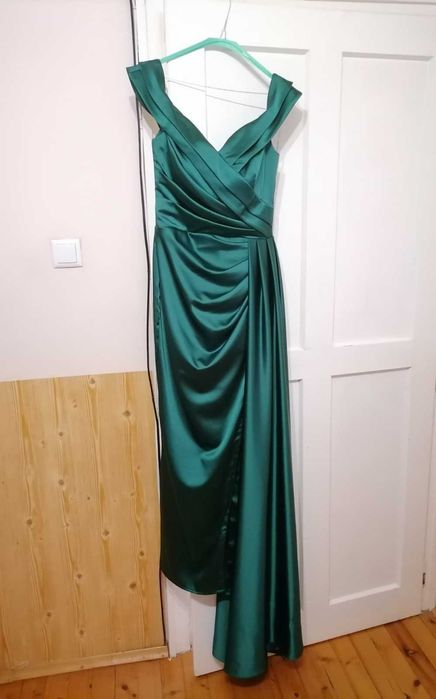 Зелена сатенена бална рокля