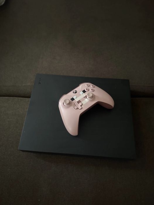 xbox one x 1tb +controller