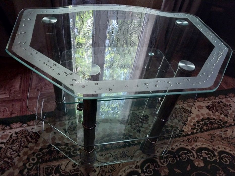 Продам стеклянный столик