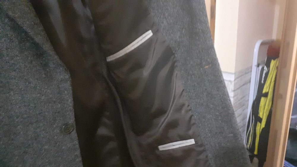 Vind sacou barbatesc, iarna, stofa lina, marime 52, stare perfecta.