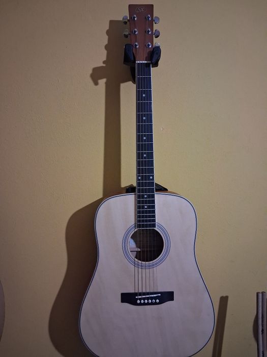 Чисто нова акустична китара