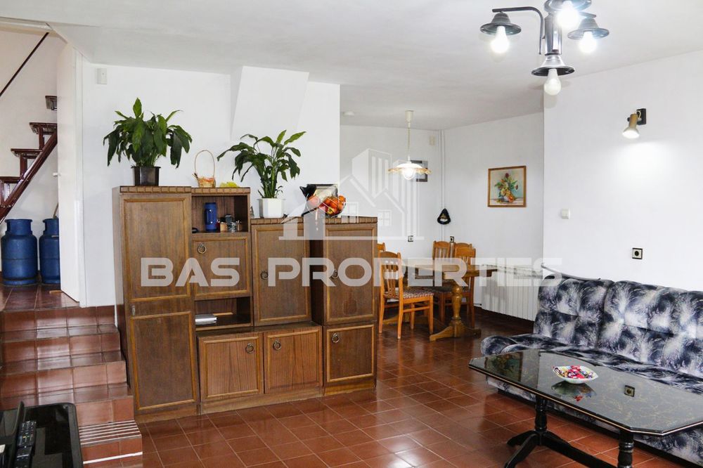 Къща в Перник, област-с.Големо Бучино площ 215