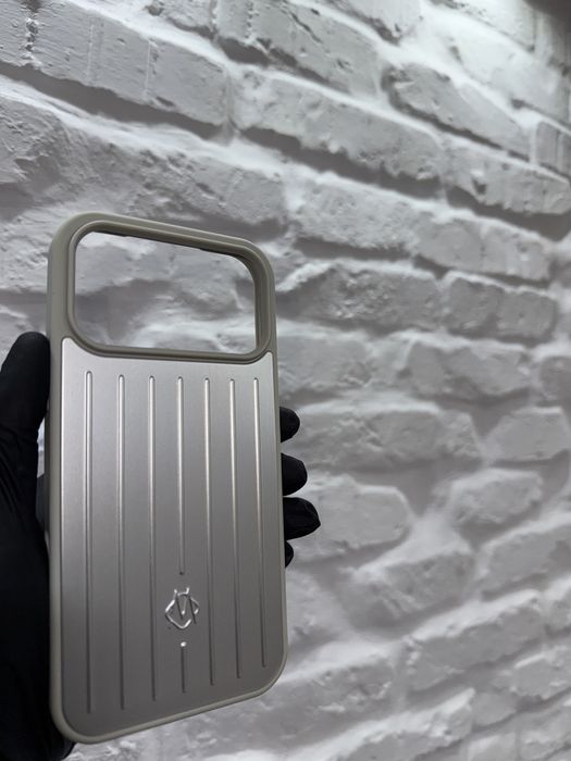Rimowa Silver & Black Case - Iphone 17 Pro / Max