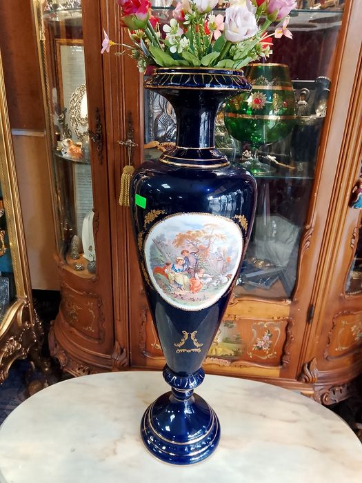 Порцеланова ръчно рисувана  ваза!