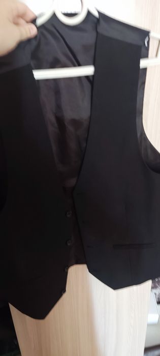 Черный костюм с чехлом на парня