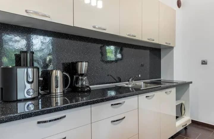 Дава се под наем Тристаен апартамент в Варна, Център - 110 кв.м за 1000 € - Снимка #3