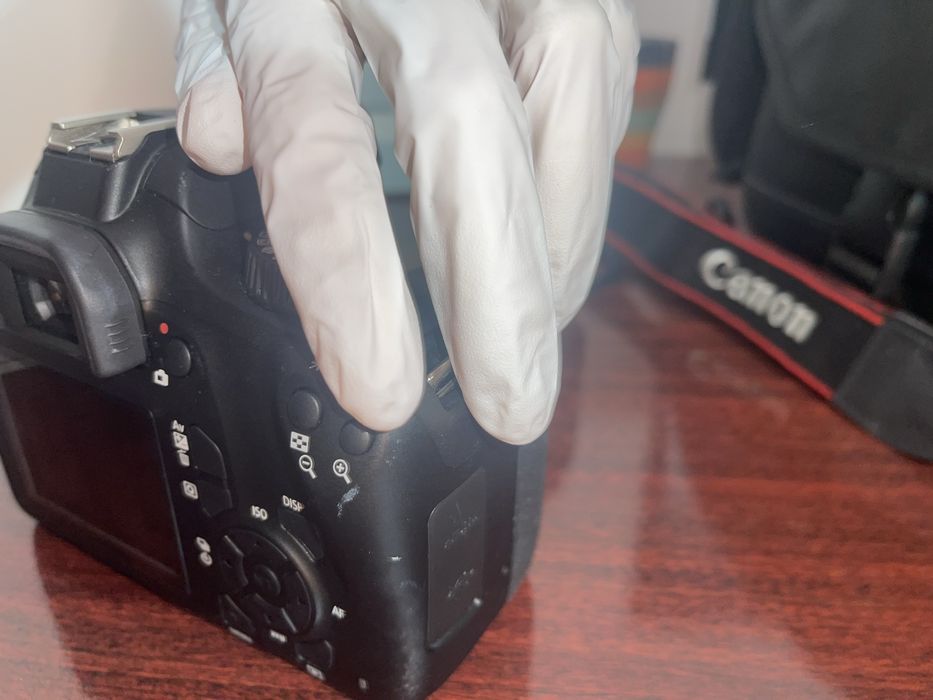 Canon EOS 4000D + obiectiv 18-55mm + geantă + card memorie