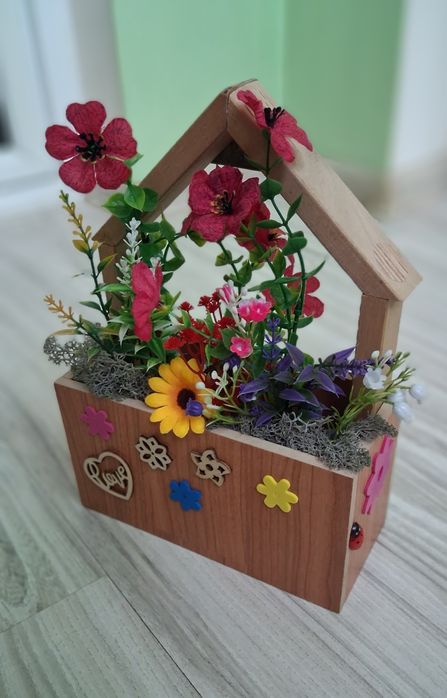 Къщичка с декоративни цветя