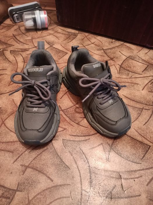 Продам кроссы на флисе