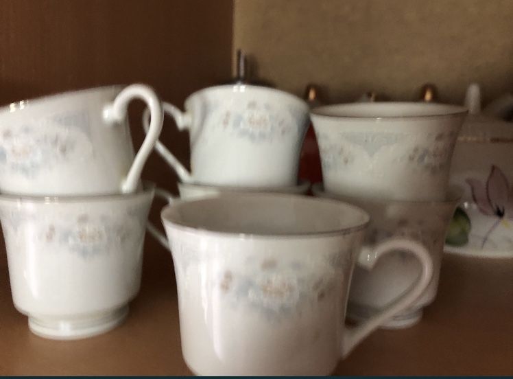 Продаются чайные бокалы и чашки.