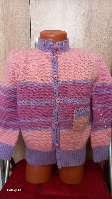 Предлагам красиви ръчно плетени детски блузки и жилетка