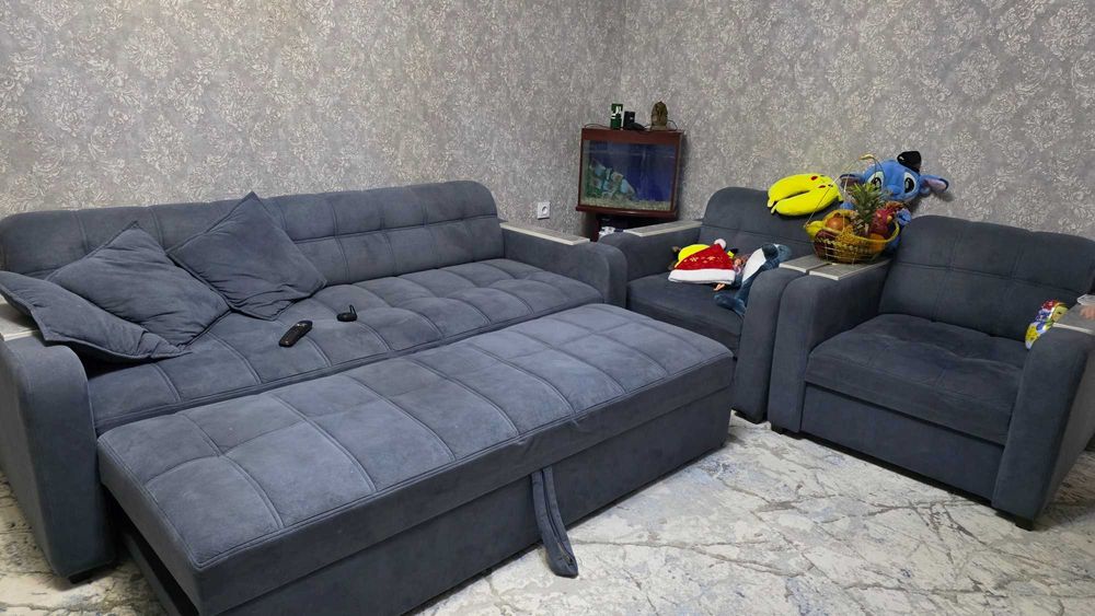 Диван ,2 кресла и 4 подушки.Диван раздвижной.