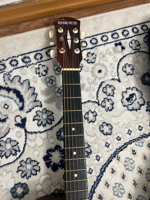 Продам акустическию гитару