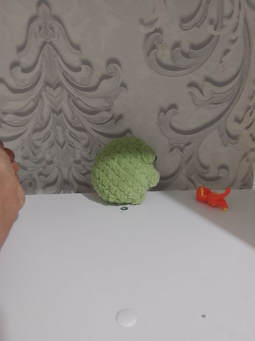 Вязаная игрушка лягушка