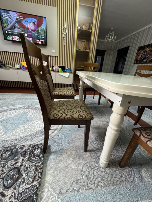 Стол стулья продается в хорошем состояний