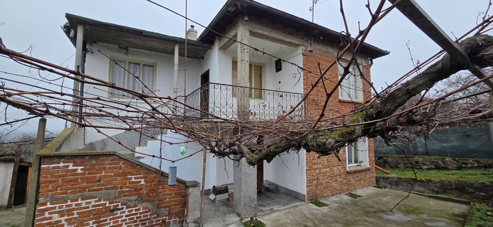 Продавам двуетажна къща