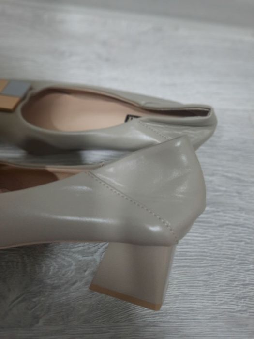 Туфельки на низком каблуке