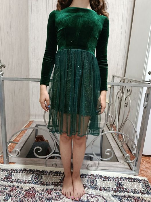 Продам нарядное платье для девочки 6-9лет