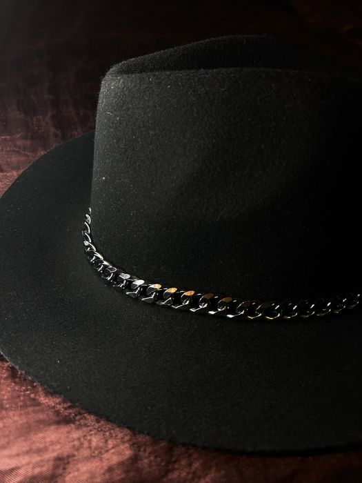 Чисто нова велурена шапка