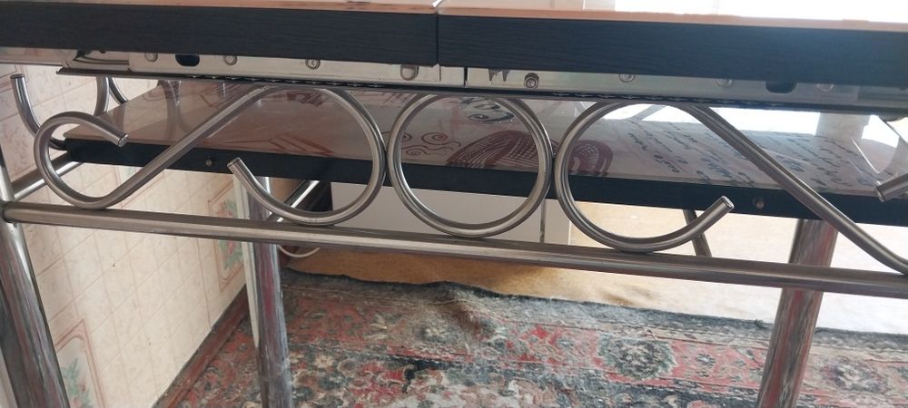 Продам кухонный стол со стульями