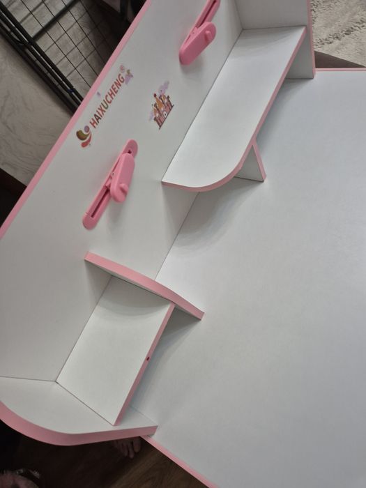 Продам парту,стул для девочки в очень хорошем состоянии.