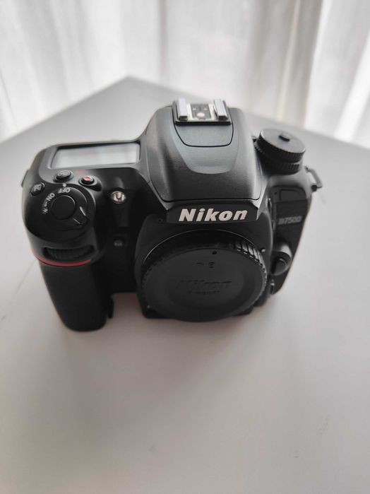 Body DSLR Nikon D7500