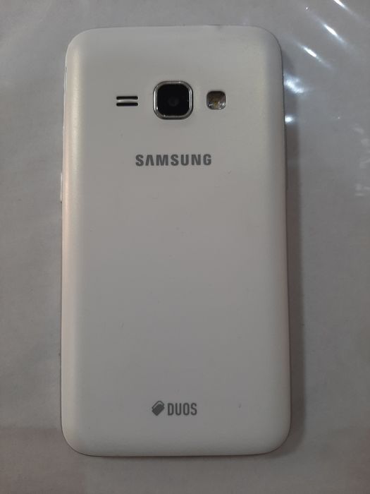 Смартфон Samsung j1