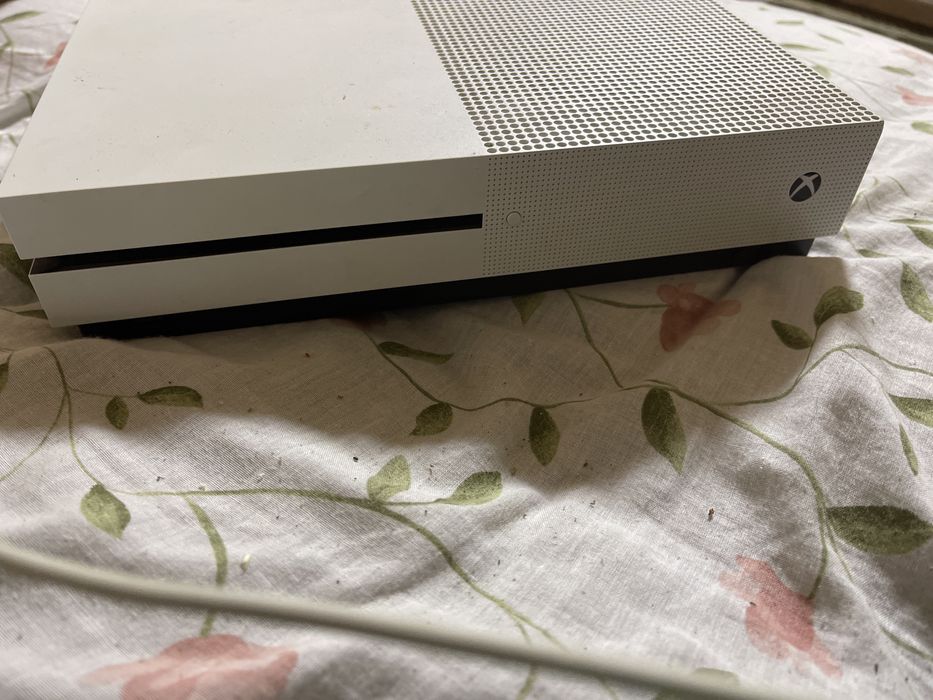 Vand xbox seria s  si doua manete