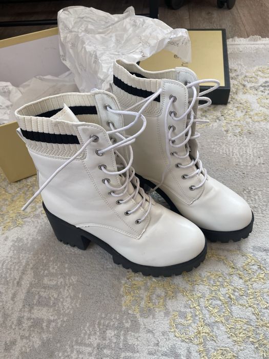 Ботинки женские,белые,красивые