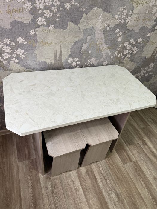 Стол + 4 табуретки