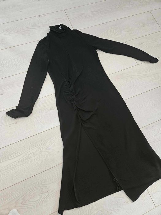 Rochie Zara sexy cu crapatura pe un picior