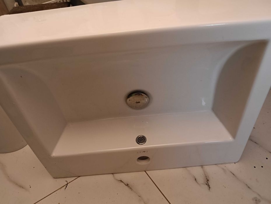 Vand chiuveta (lavoar)cu baterie si picior, pentru baie.
