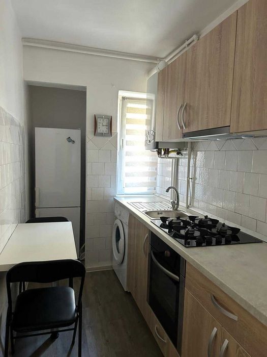 Se oferă spre închiriere apartament cu 2 camere, mobilat, situat la etajul 1, pe strada Semaforului, în cartierul Vasile Aaron.