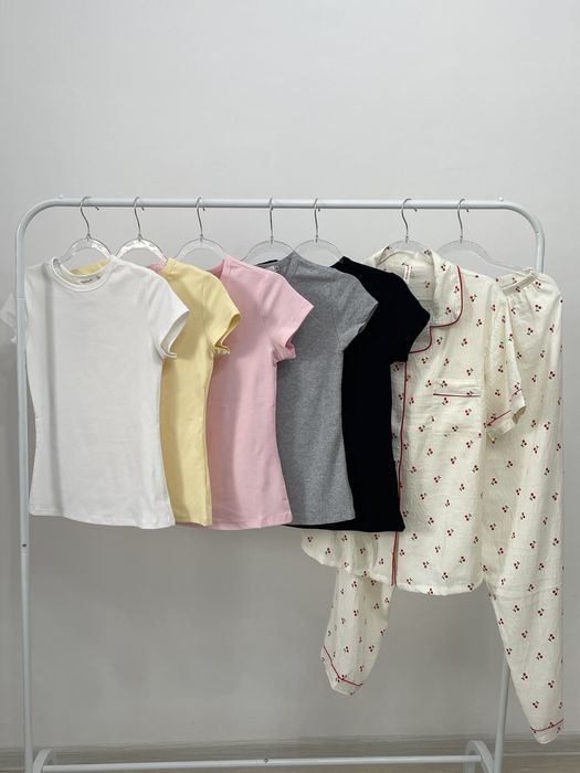 Базовые футболки Skims