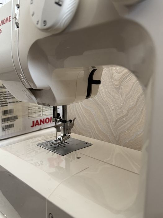 Швейная машина Janome 2525