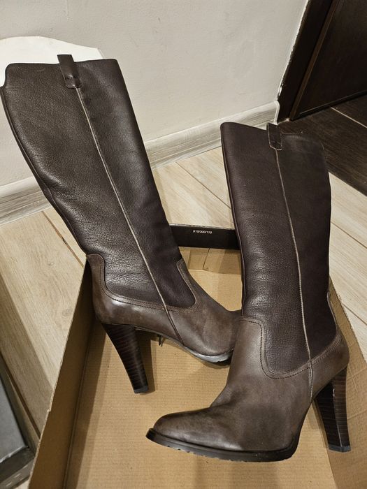 Нови кожени ботуши